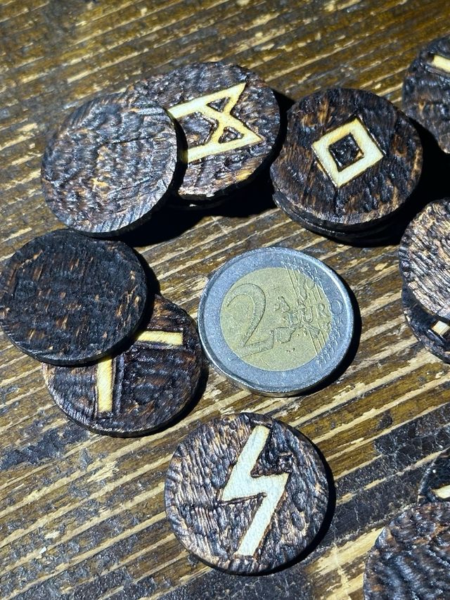 Rune in Legno Fatte a Mano