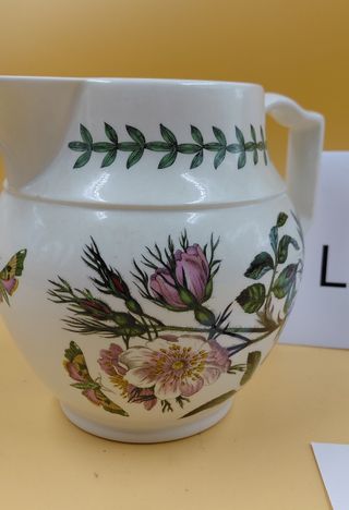 Brocca in ceramica con decorri botanici