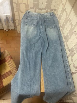 Pantalón vaquero ancho desgastado