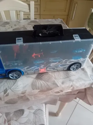 Camioncino blu giocattolo