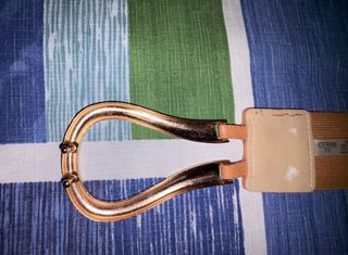 Cinturón elástico con hebilla dorada