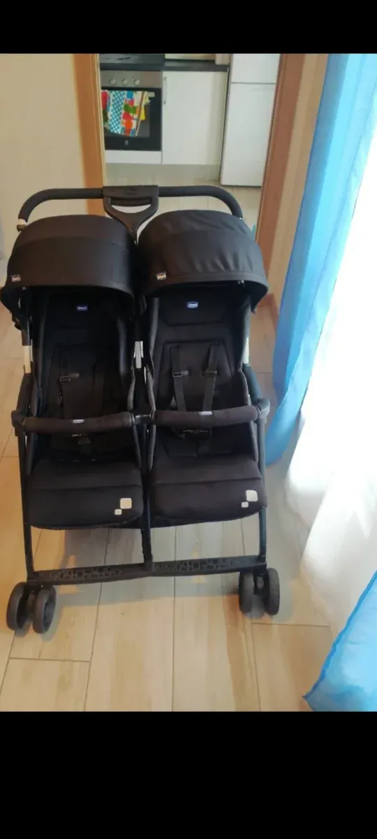 Carro de bebé doble chicco con su bolsa de lluvia