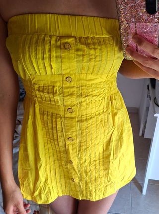 Blusa amarilla sin tirantes con botones