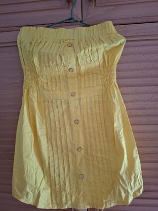 Blusa amarilla sin tirantes con botones