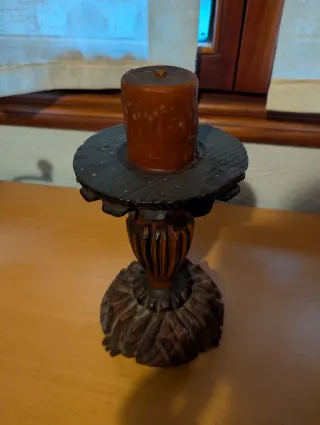 Candelabro de madera antiguo