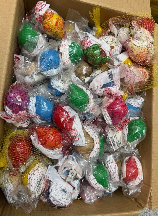 Peonzas de madera de colores