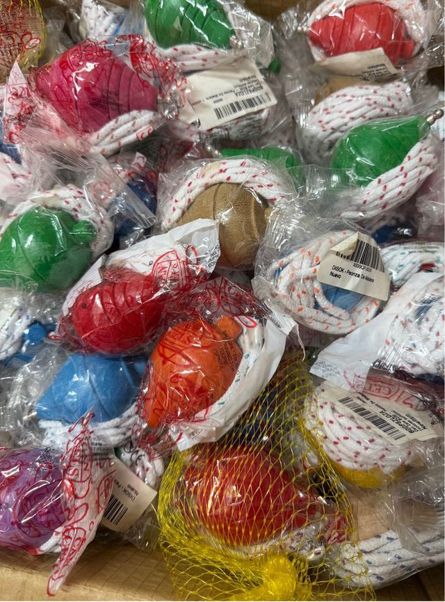 Peonzas de madera de colores