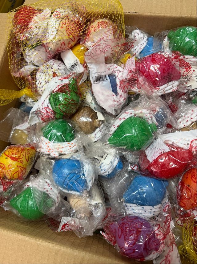 Peonzas de madera de colores