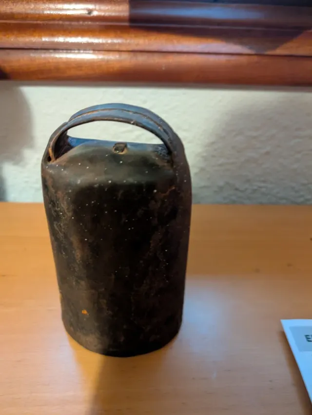Cencerro antiguo de metal