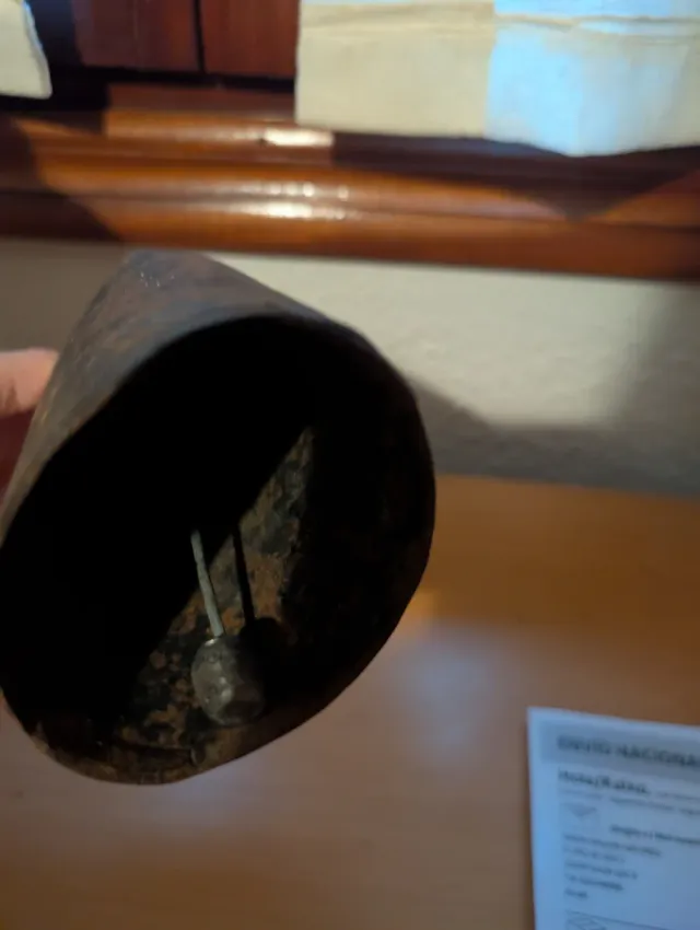 Cencerro antiguo de metal