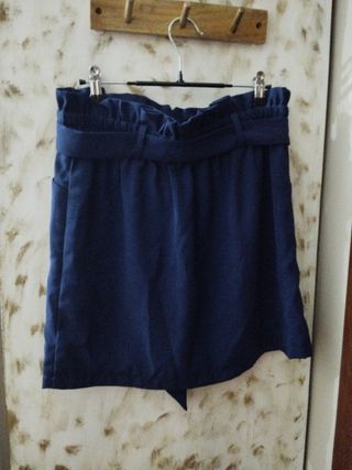 Falda mini azul marino con cinturón
