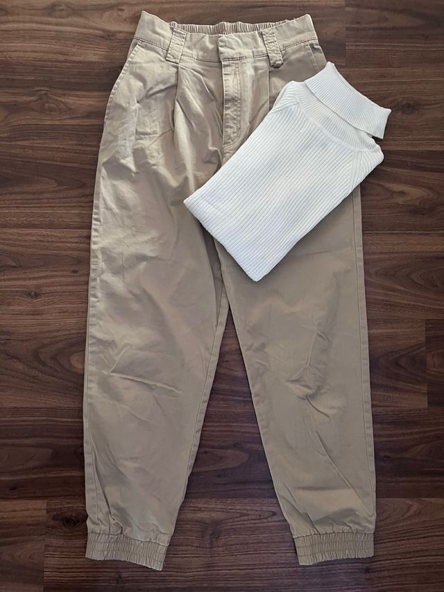 Conjunto pantalón y jersey cuello alto beige
