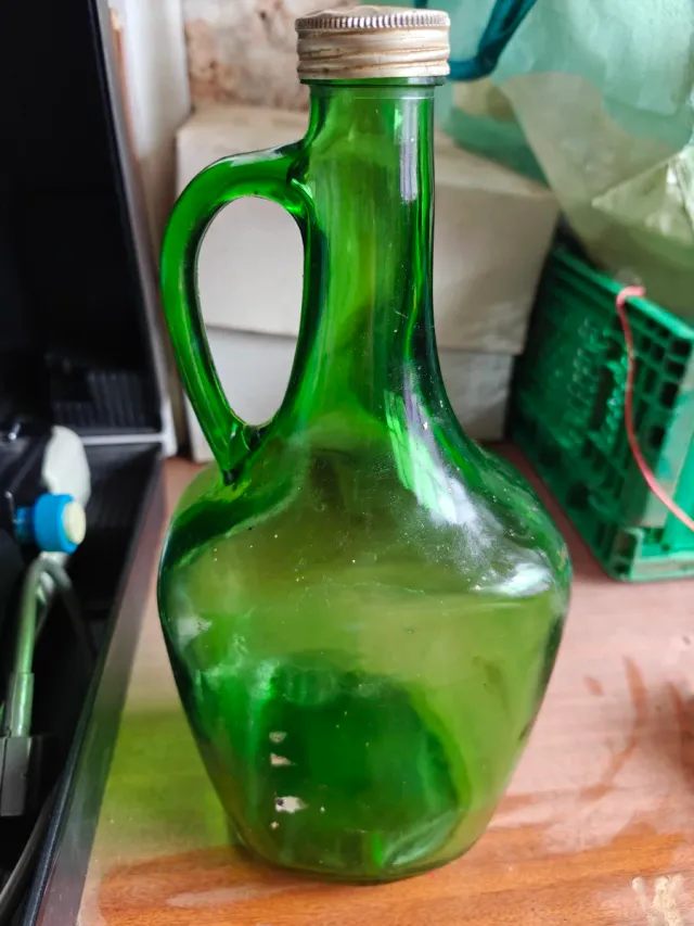 Botella de cristal verde con asa