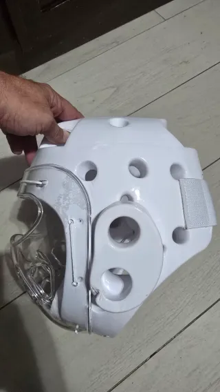 Casco de Karate Blanco con Protector Facial