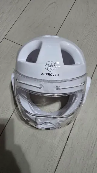 Casco de Karate Blanco con Protector Facial