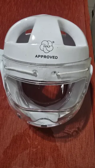 Casco de Karate Blanco con Protector Facial