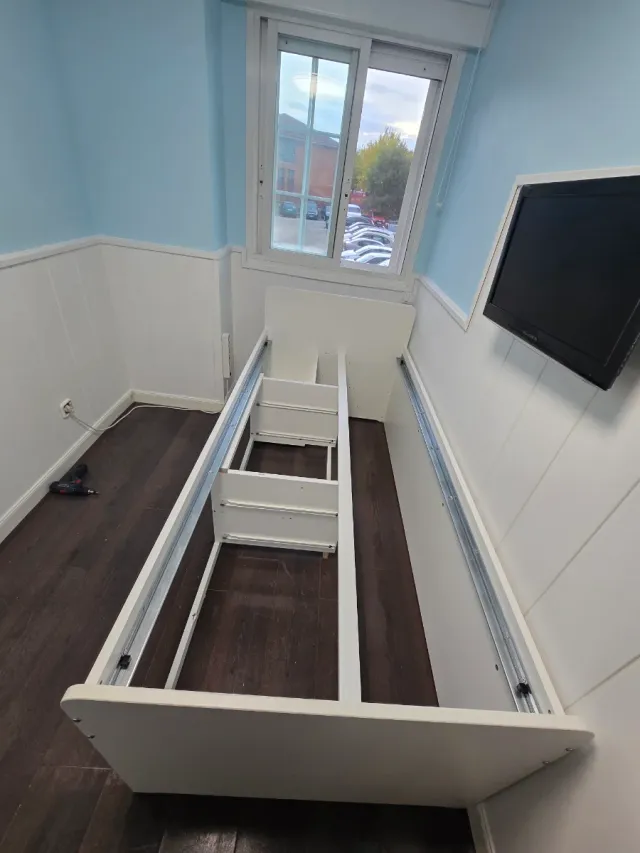 Cama juvenil blanca y madera