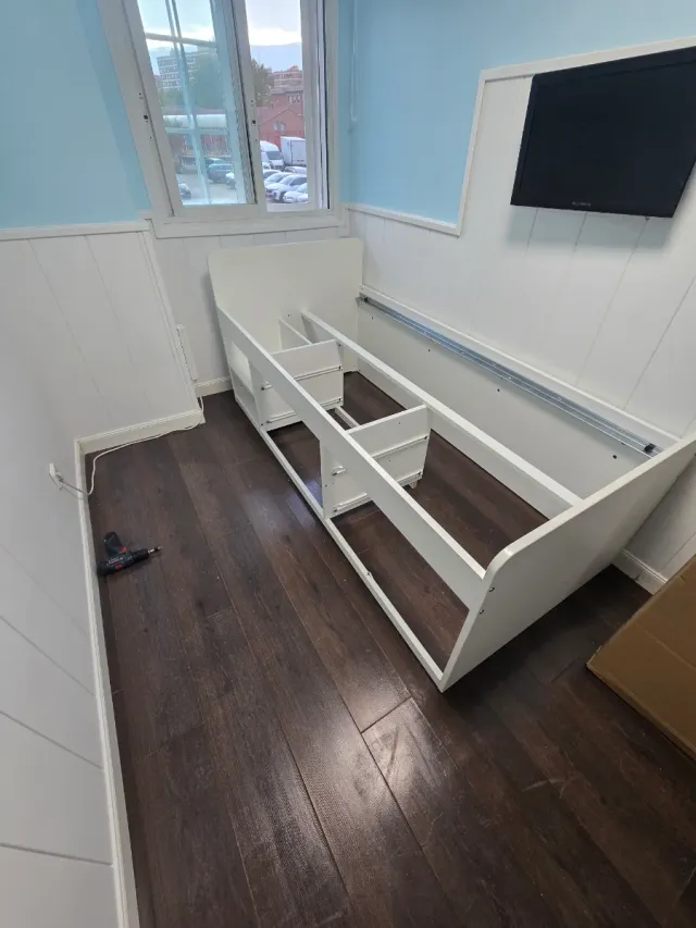 Cama juvenil blanca y madera