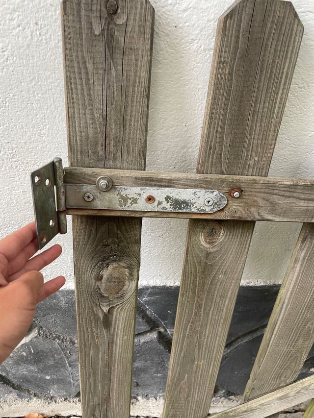 Puerta de madera para jardín