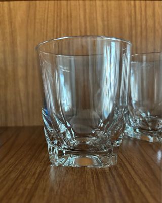 Juego de seis vasos tallados.