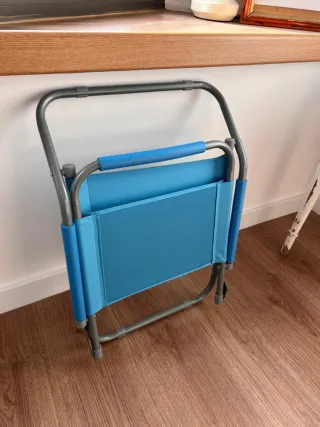 Silla de playa plegable azul y gris