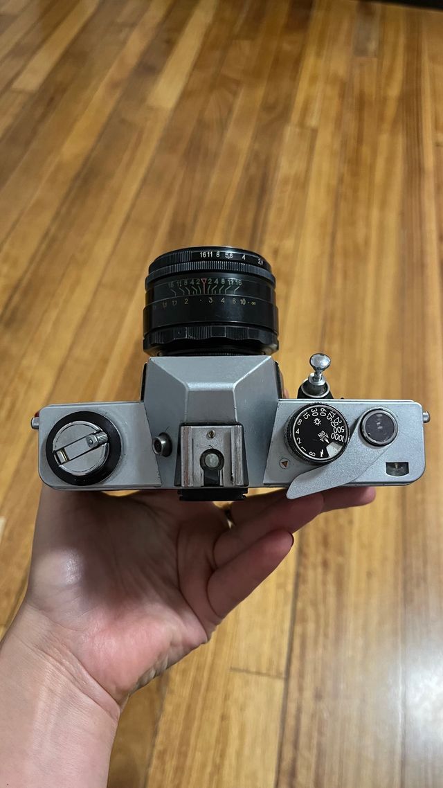Cámara Praktica L con objetivo Helios 44-2