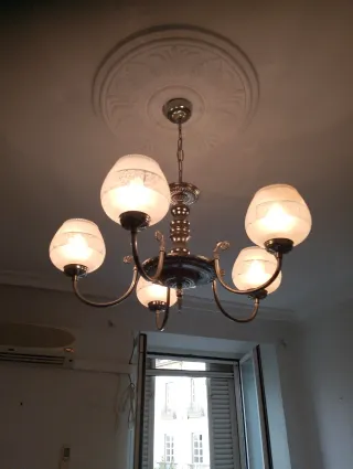 Lámpara de techo dorada y blan noca