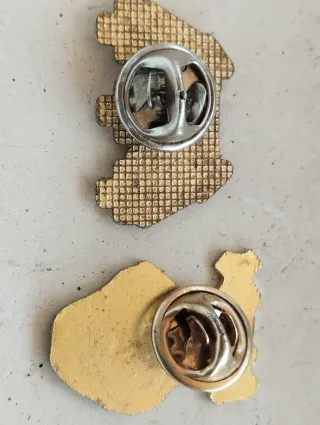 Pins Metallica y AC/DC