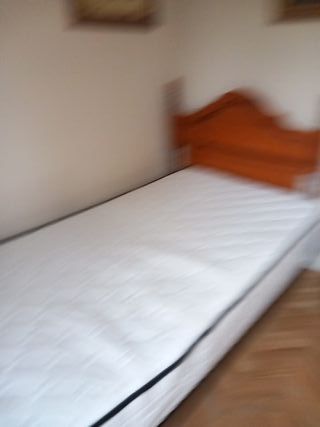 Cama de madera con colchón viscoelástico