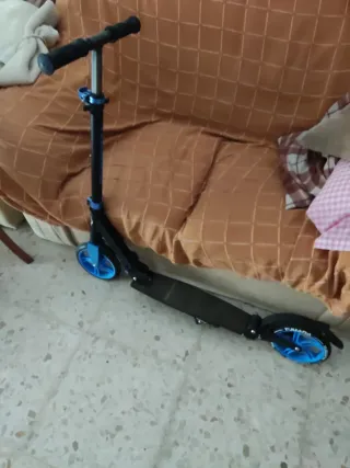 Patinete plegable azul y negro