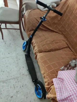 Patinete plegable azul y negro