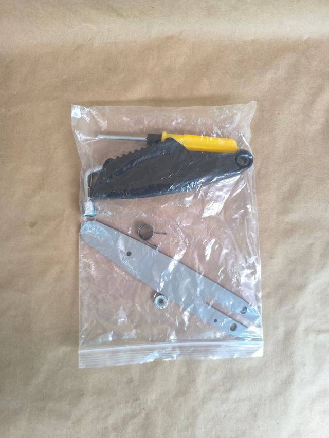 Mini motosierra a batería 21V, 2 baterías - Roja