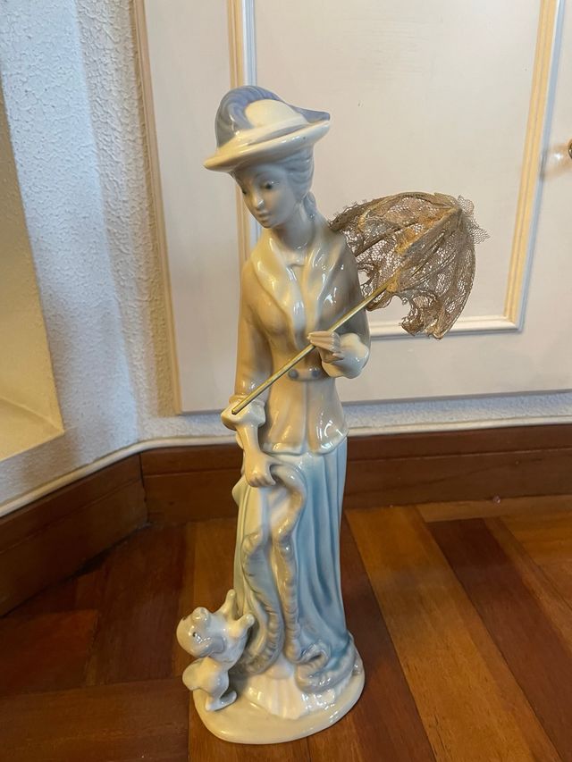 Figura porcelana mujer con paraguas y perro
