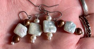 Pendientes perlas barrocas marrones y blancas