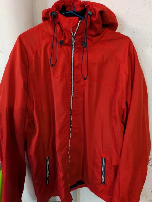 Cortavientos rojo con capucha