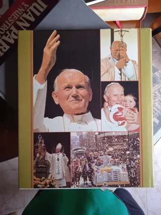 Álbum del Papa Juan Pablo II con documento sonoro.