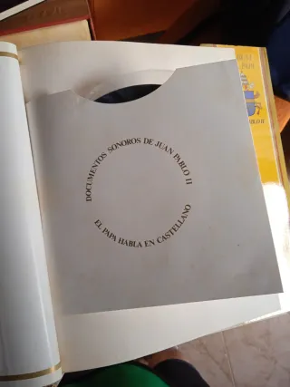 Álbum del Papa Juan Pablo II con documento sonoro.
