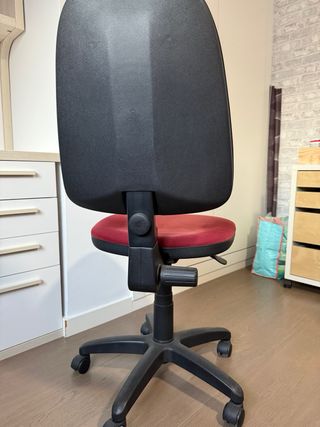 Silla de escritorio con ruedas roja. Tela suave
