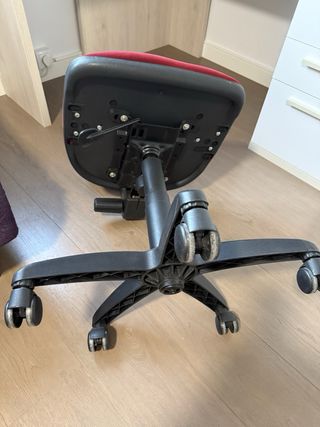 Silla de escritorio con ruedas roja. Tela suave