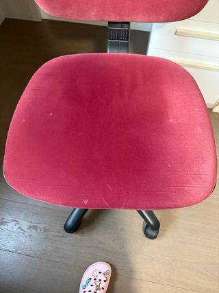Silla de escritorio con ruedas roja. Tela suave