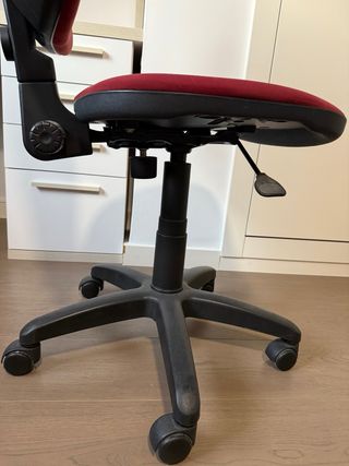 Silla de escritorio con ruedas roja. Tela suave