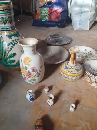 Ceramiche antiche: vasi, bottiglie, piatti