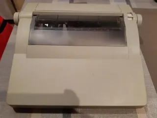 Máquina de escribir eléctrica beige