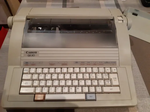 Máquina de escribir eléctrica beige