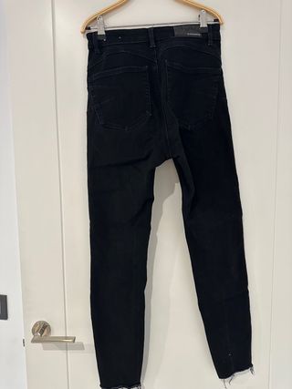 Pantalón vaquero negro