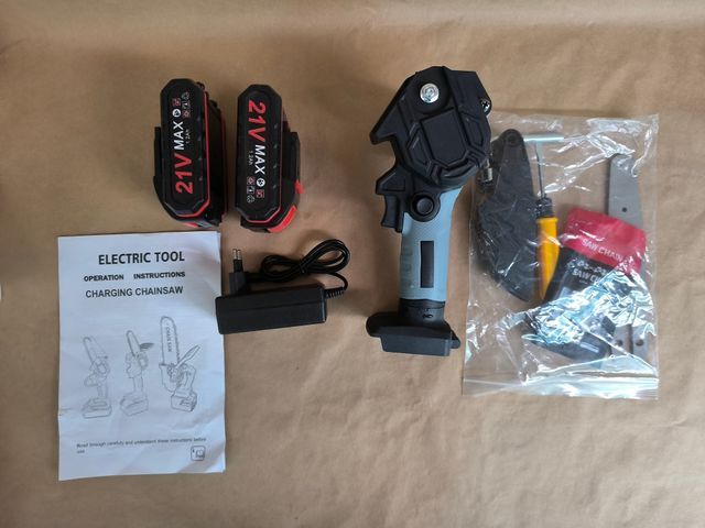 Mini motosierra a batería 21V, 2 baterías - Verde