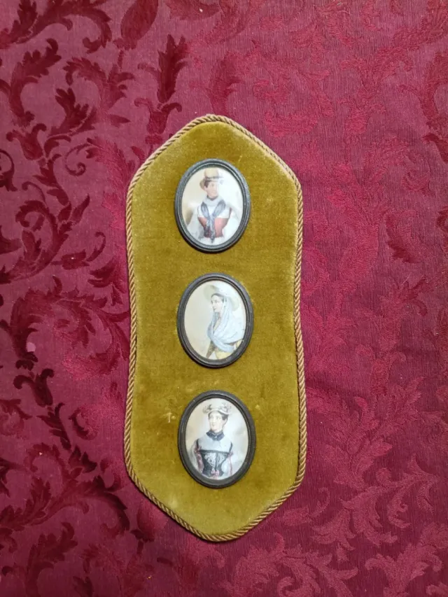 Vecchio quadretto con 3 ritratti ovali
