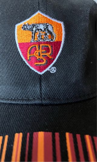 Cappellino AS Roma nero con banda multicolore