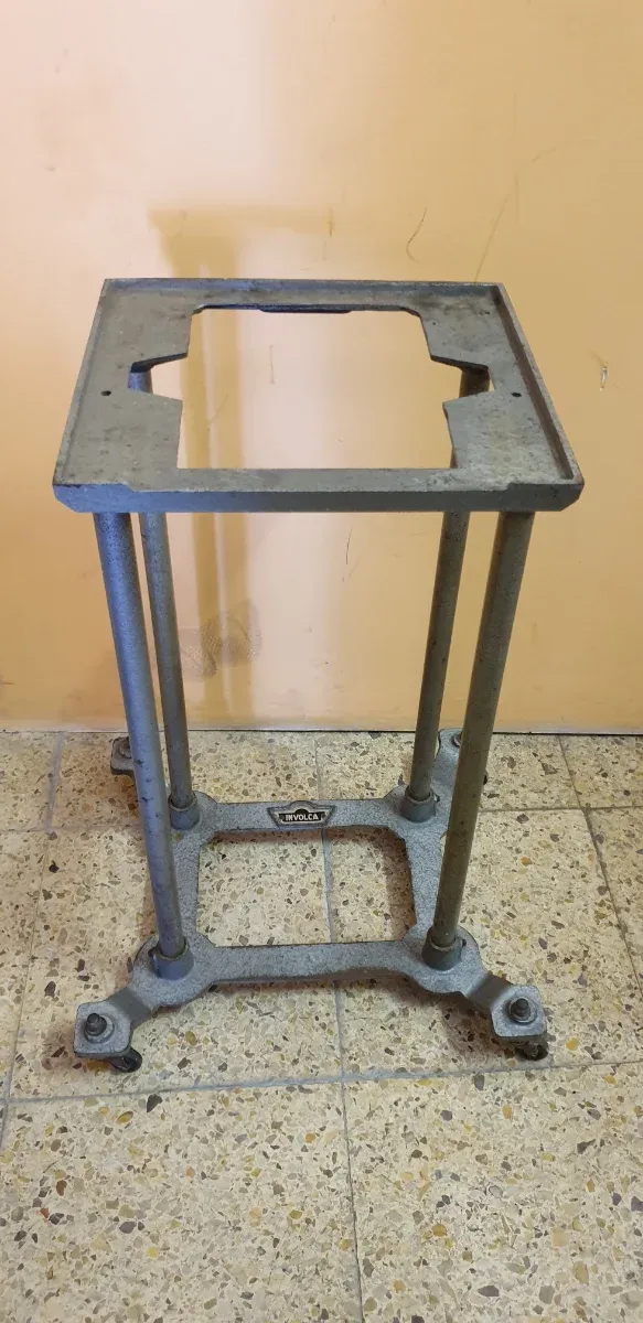 POGGIAPIEDI CON 4 RUOTE IN FERRO PIENO