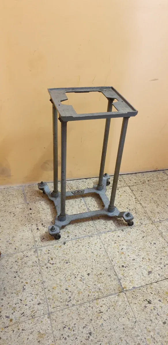 POGGIAPIEDI CON 4 RUOTE IN FERRO PIENO